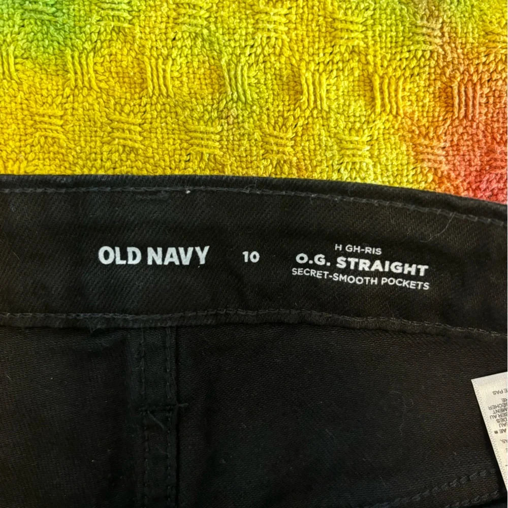Old Navy Black Cuffed Denim Shorts - Picture 3 of 3